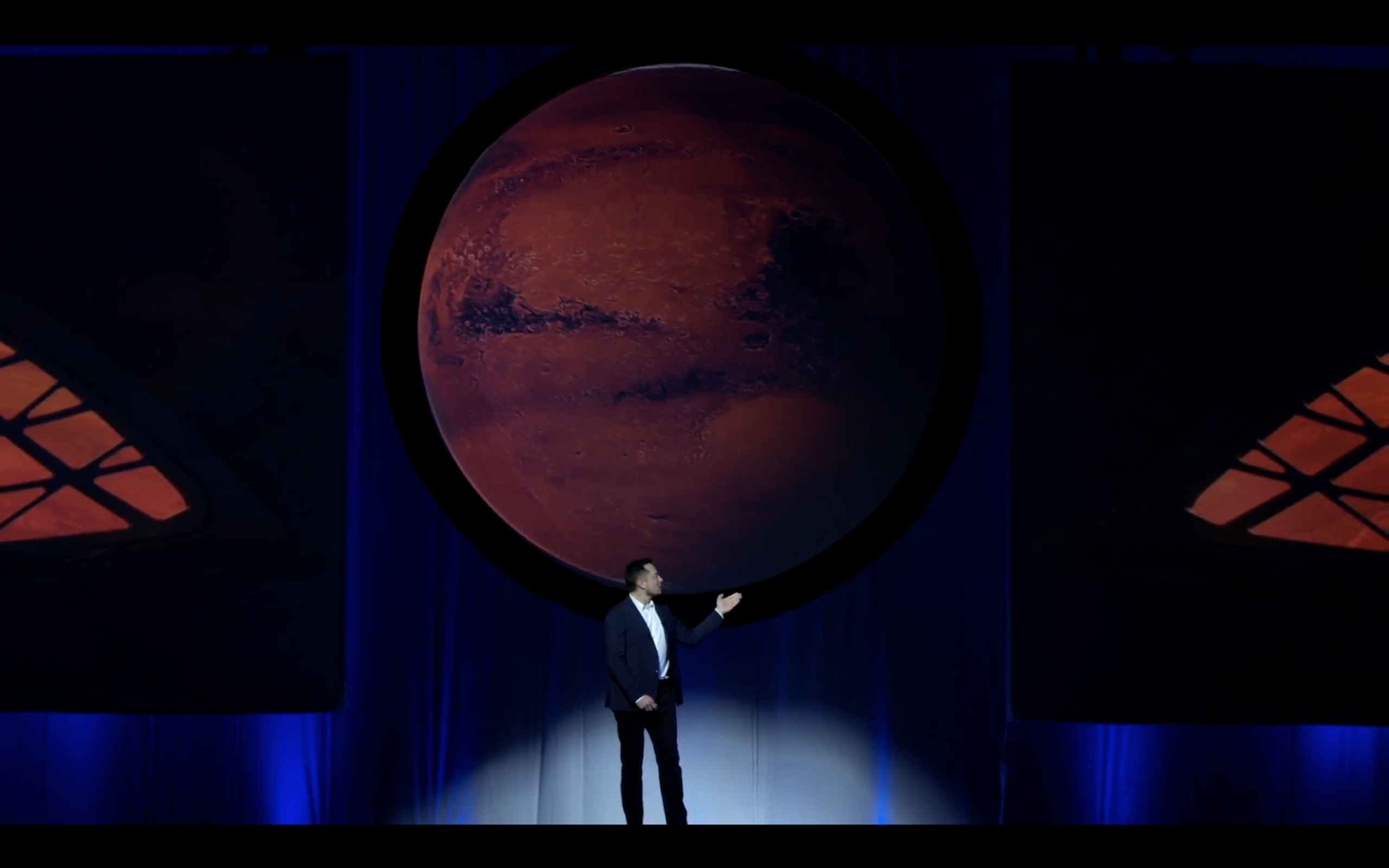 Obr.1: Šéf spoločnosti SpaceX, Elon Musk predstavuje kozmickú loď ITS